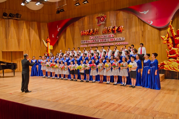 70-11-童声与混声合唱《在灿烂阳光下》（广西老年大学合唱团及广西韵之声少儿合唱团）.jpg