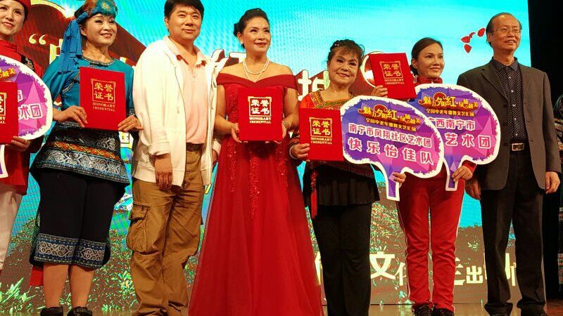 图为快乐怡佳队代表上台领奖.jpg