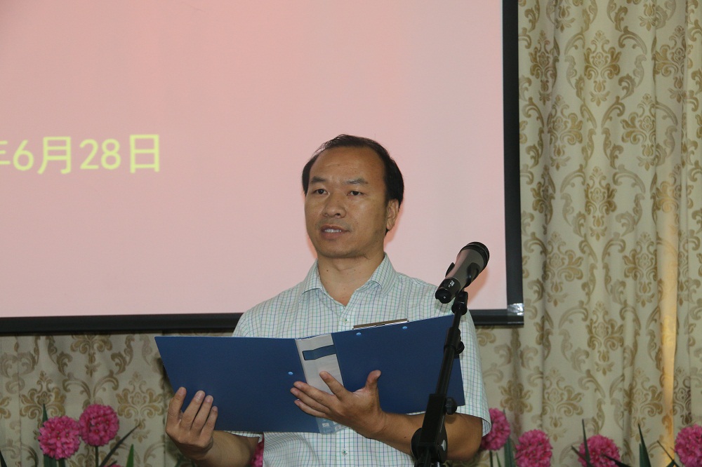 常务副校长何天维同志在朗诵（中心位置）.JPG