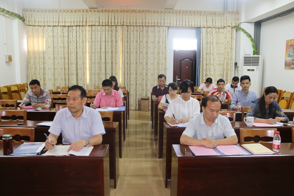 党员同志们在认真听讲做笔记.JPG