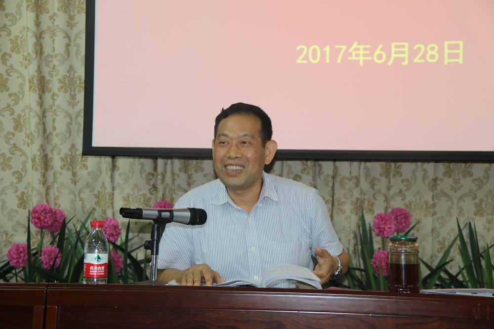 支部书记邹刚清同志在给大家上党课.JPG