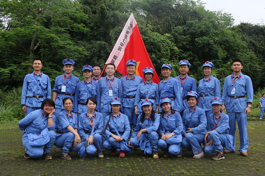 1499050796952981.jpg 校党总支部分党员干部在田东留影.JPG