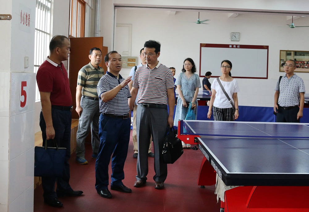 陕西老年大学考察组在园湖校区乒乓球教室参观.jpg