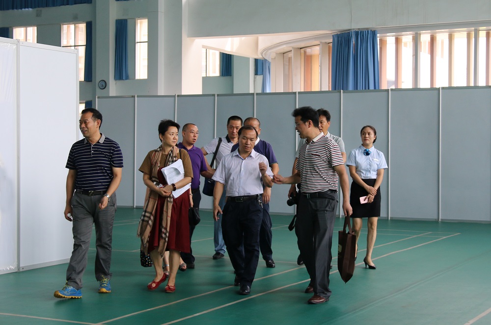 陕西老年大学考察组在凤岭校区气排球场馆参观.jpg