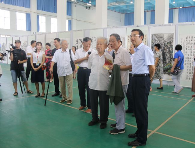 老领导们在展厅参观书画摄影作品展.jpg