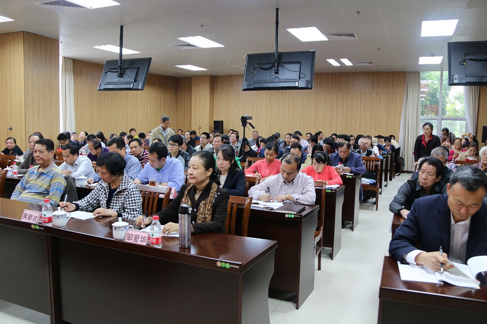 1511166896990677.jpg 自治区党委老干部局系统党员干部职工在认真做笔记.JPG