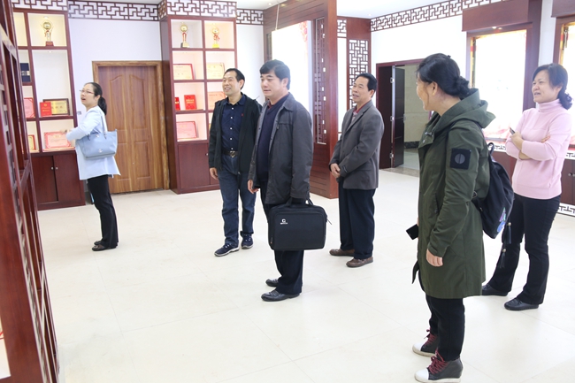1519976078517069.jpg 3-2考察团参观我校荣誉室.jpg