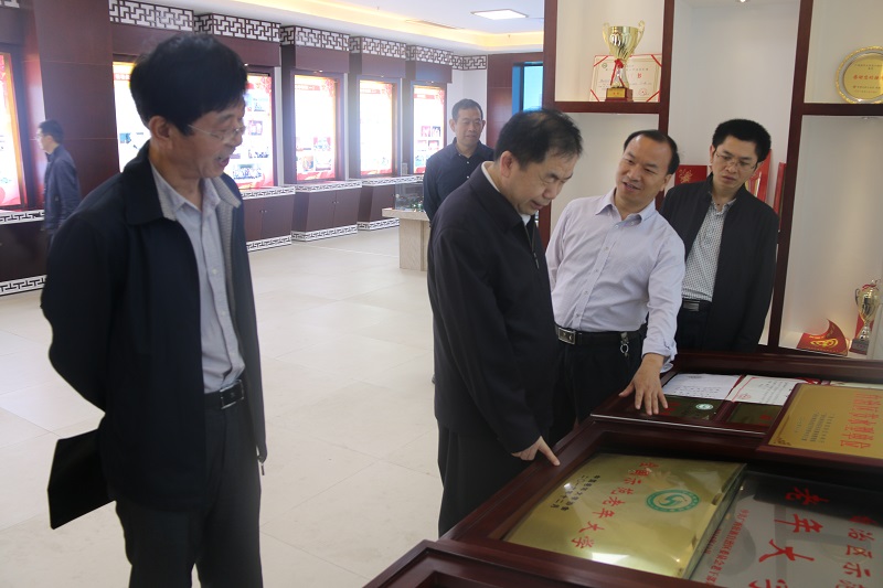 1524815595932541.jpg 参观荣誉室.JPG