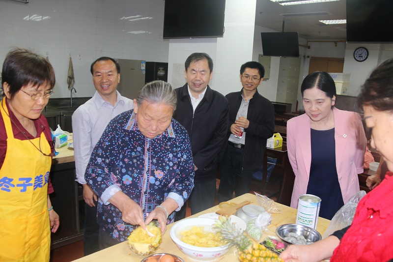 1524815621572537.jpg 学员们在上特色美食课.JPG