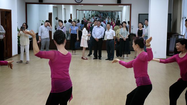 5-30-11参观舞蹈教室.jpg