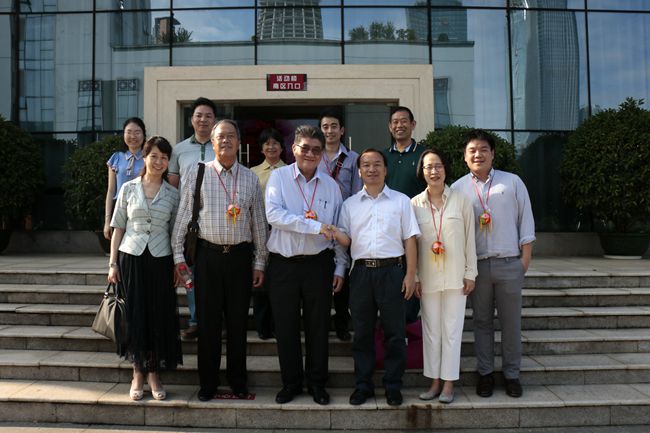 5-30-14广西老年大学领导与泰国代表团合影.jpg