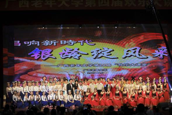演出圆满成功，合影留念。黄承敏.摄