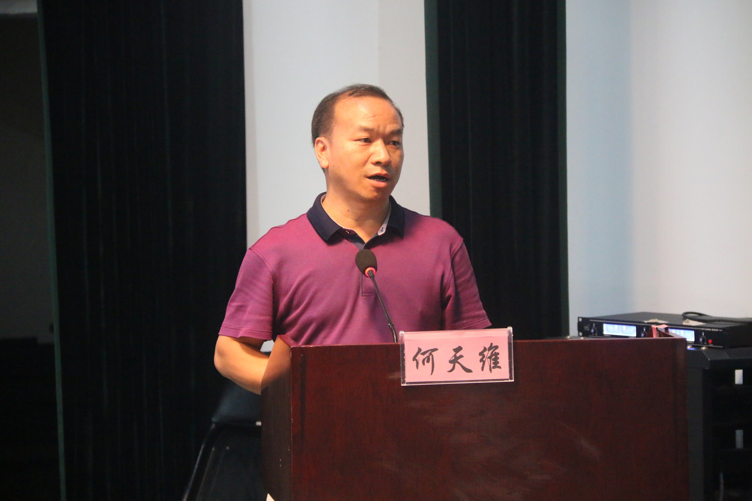 广西老年大学常务副校长何天维代表学员做总结发言.JPG