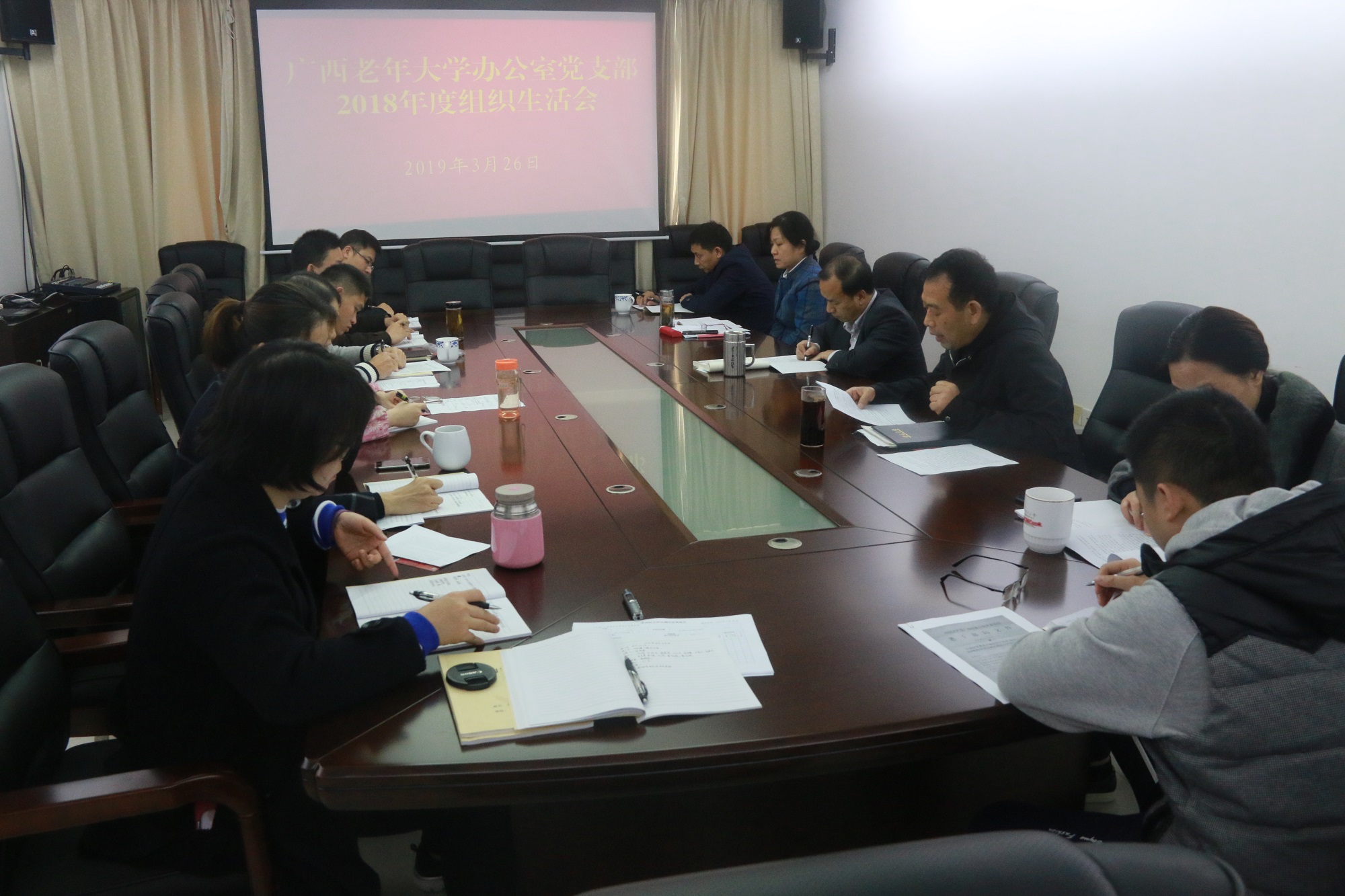 办公室党支部党员上党课和参加组织生活会。 (2).JPG